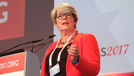 Helen Ayles, en su presentación en la IAS 2017. Foto: Roger Pebody, aidsmap.com
